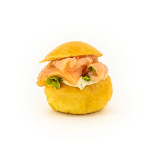 Mini burger Saumon aneth sur fond blanc