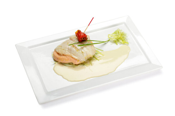 Filet de rouget grondin, soufflé de homard, sauce Champagne, présenté sur une assiette en porcelaine blanche rectangulaire