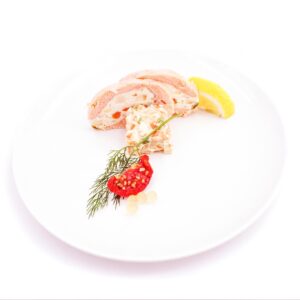 Saumon frais à la parisienne 80gr (version entremet) présenté sur assiette blanche et fond blanc