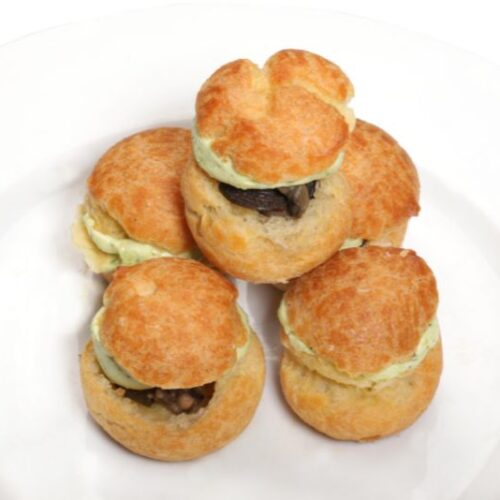 pyramide de 5 Chou escargot présentés dans une petite assiettes blanche