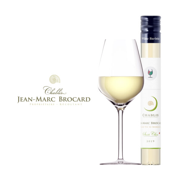 Logo du domaine jean-marc brocard avec verre de vin blanc et flacon de chablis blanc sainte claire bio pour la vente de vin au verre
