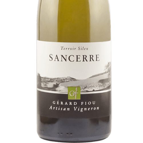 Bas de bouteille du sancerre blanc gérard fiou avec une étiquette présentant un paysage du Sancerrois
