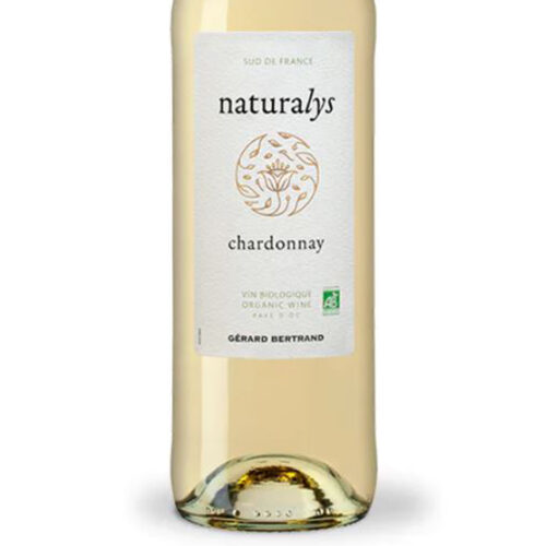 Gros plan sur l'étiquette de la bouteille de vin blanc naturalys chardonnay