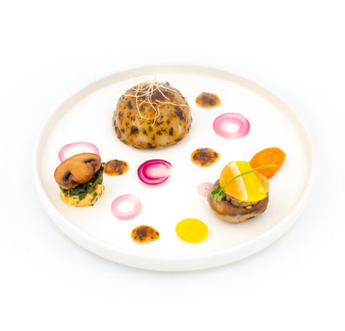 Assiette contenant un dôme de volaille confite au foie gras et avec une sauce à l'estragon. Menu - Quartz