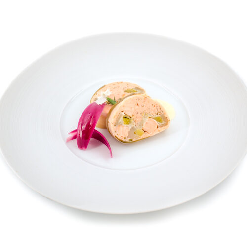 Assiette blanche contenant une mosaïque de saumon et poireaux sauce citron.