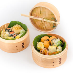 Cocotte en bambou avec des sushis, makis et autres spécialités asiatiques. Panier "Esprit d'Asie" - 10 pièces