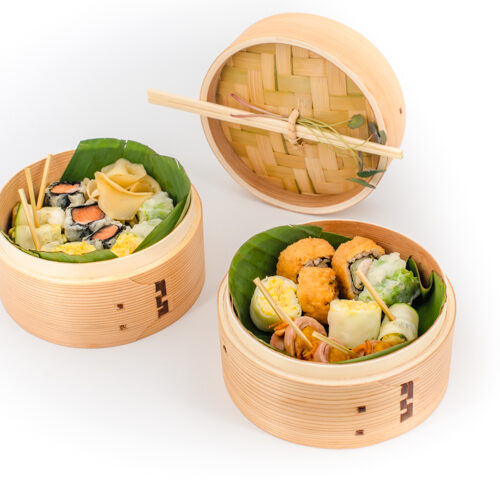 Cocotte en bambou avec des sushis, makis et autres spécialités asiatiques. Panier "Esprit d'Asie" - 10 pièces