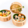 Panier de cocottes en bambou remplies de sushis et autres spécialités asiatiques. Panier Sushis "Made In Erisay" - 20 pièces