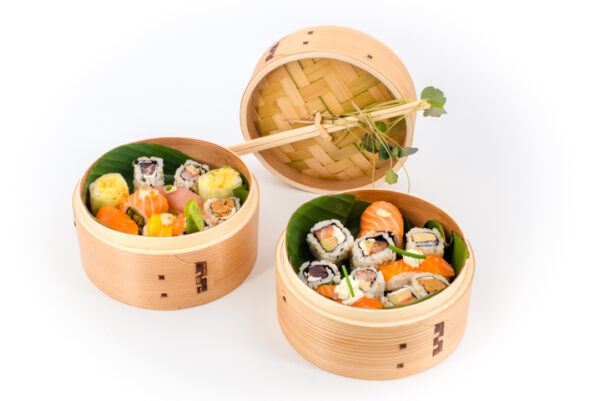 Panier de cocottes en bambou remplies de sushis et autres spécialités asiatiques. Panier Sushis "Made In Erisay" - 20 pièces