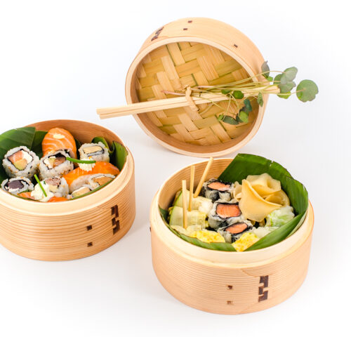 Cocottes en bambou remplies de spécialités asiatiques sushis makis. Paniers "Saveurs d'ici et d'Asie" - 20 pièces