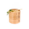 Cocottes en bambou remplies de spécialités asiatiques sushis makis.