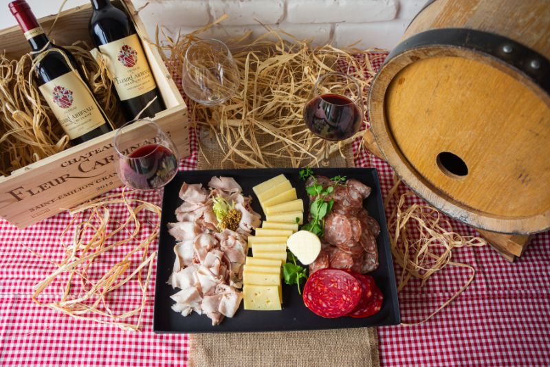 Planche mixte fromage charcuterie 600g BD Planche mixte charcuterie : chorizo, jambon truffé, cantal et saucisson