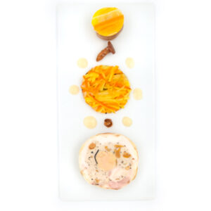 Assiette de poularde fermière farce au foie gras et girolles.