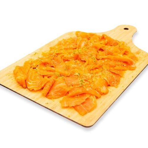 Effeuillé de truite d'eau douce d'Acquigny, fumée maison et zestes de citrons environ 140gr présentés sur une petite planche bambou