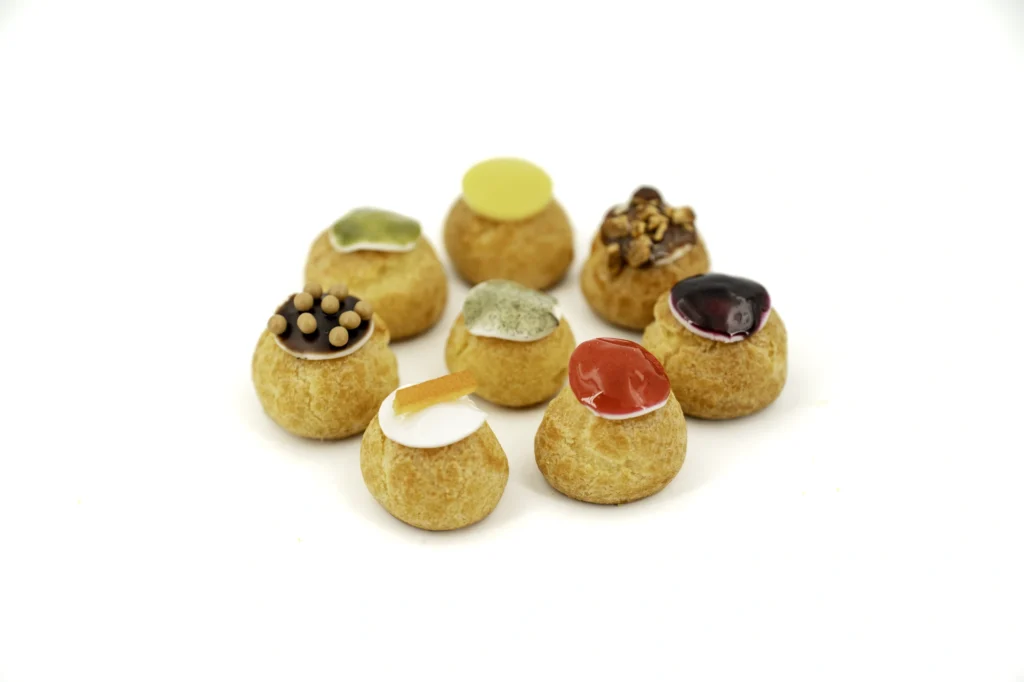 Constellation de choux sans plateau sur fond blanc