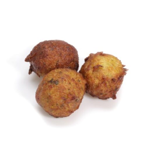 Acras de morue sur fond blanc