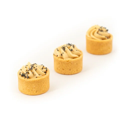 3 croustilles cerise crème de foie gras sur fond blanc.
