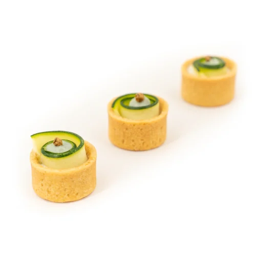 3 croustilles tzatzìki de courgette et poivre sur fond blanc.