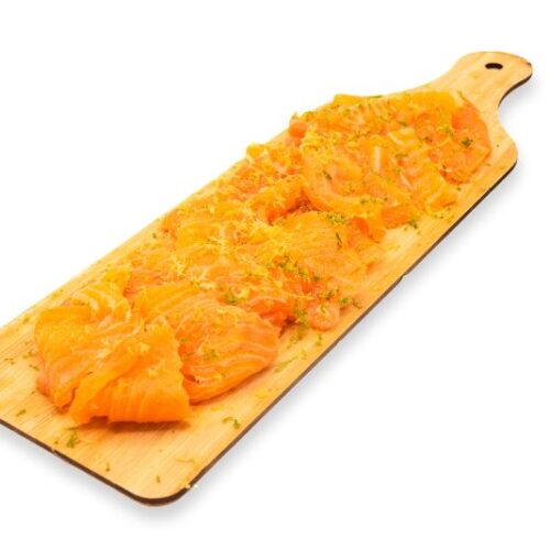 Effeuillé de truite d'eau douce d'Acquigny, fumée maison et zestes de citrons environ 100gr présentés sur une planche bambou 