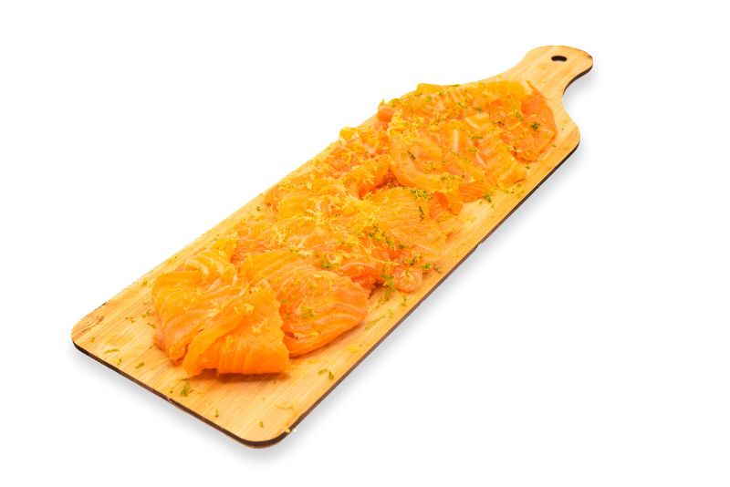 Efeuillé de truite d'Acquigny fumée maison BD Effeuillé de truite d'eau douce d'Acquigny, fumée maison et zestes de citrons environ 100gr présentés sur une planche bambou