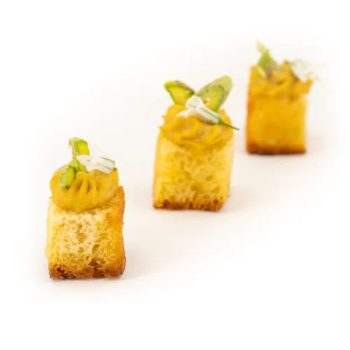 3 focaccia asperge et cébette sur fond blanc.