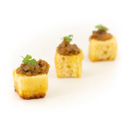 3 focaccia compotée oignon et cumin sur fond blanc.