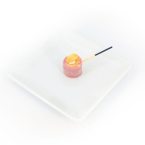 Magret de canard et crémeux de cacahuète dans une assiette sur fond blanc