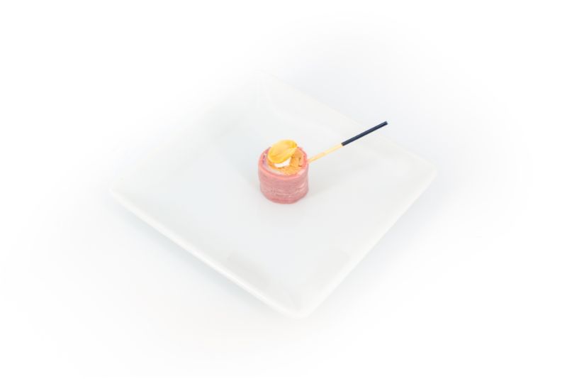 Magret de canard et crémeux de cacahuète BD Magret de canard et crémeux de cacahuète dans une assiette sur fond blanc