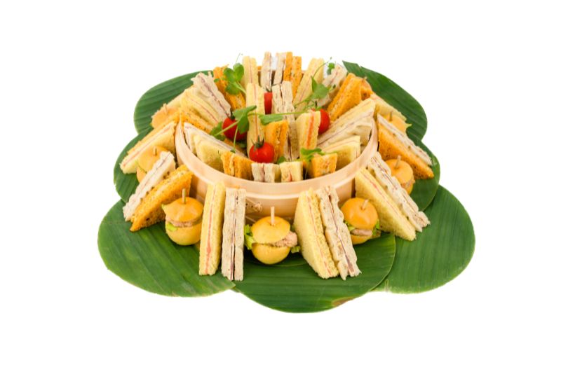 Meli-mélo de finger BD Méli-mélo de finger - 24 et 56 pièces grande version présenté sur feuilles de bananiers en 4 variétés : Saumon fumé, Jambon de pays, Briochette en crabe, Brunoise de légumes