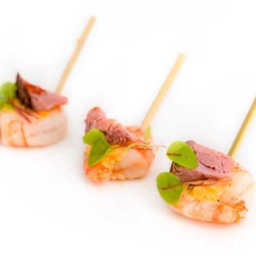 3 Pièces cocktail crevette et bœuf tandoori, chacune avec son pic bambou