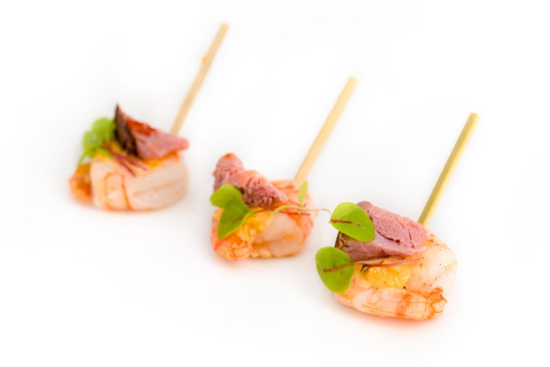 Trio de crevette et bœuf tandoori BD 3 Pièces cocktail crevette et bœuf tandoori, chacune avec son pic bambou