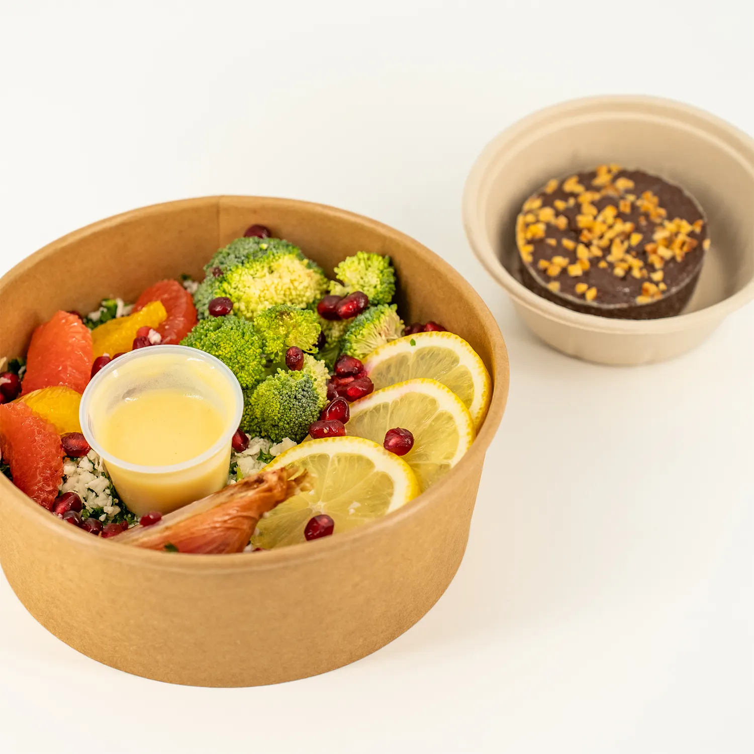 Buddha Chou-fleur BD Buddha bowl végétarien "Chou-fleur" avec mi cuit sur fond blanc