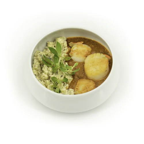 Cassolette de Saint-Jacques et crème de crabe sur fond blanc