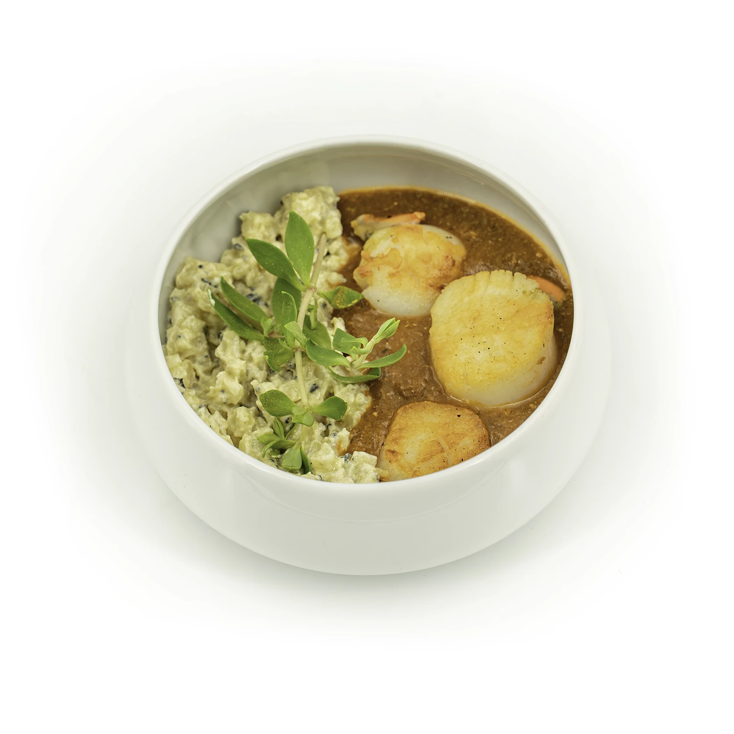 Cassolette Saint-Jacques crème de crabe BD Cassolette de Saint-Jacques et crème de crabe sur fond blanc