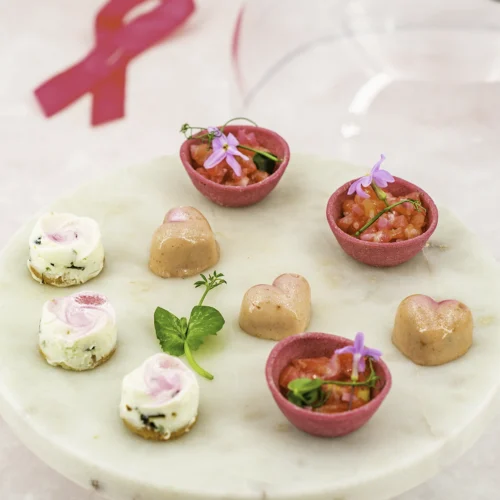 Plateau 18 pièces pour octobre rose sur marbre blanc