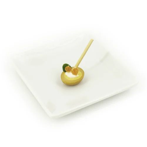 Œuf de caille à la japonaise dans une assiette sur fond blanc