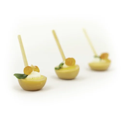 3 Œufs de caille à la japonaise sur fond blanc