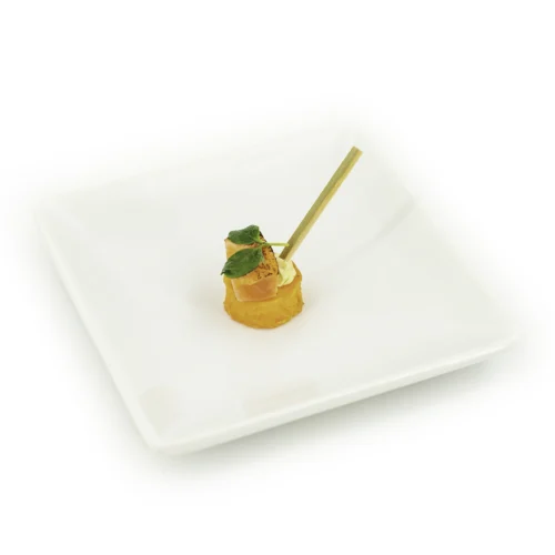 Patate douce et truite à la flamme dans une assiette sur fond blanc