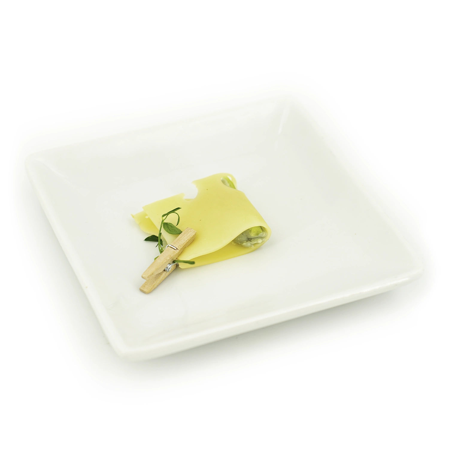 Pince suisse au bleu et noix BD Pince suisse au bleu et noix dans une assiette sur fond blanc