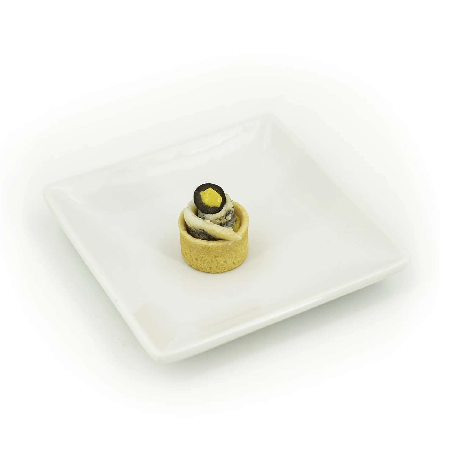 Pintxo houmous et olive BD Pintxo houmous et olive dans une assiette sur fond blanc