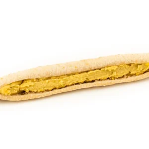 Pita stick longue fourrée à l'houmous sur fond blanc