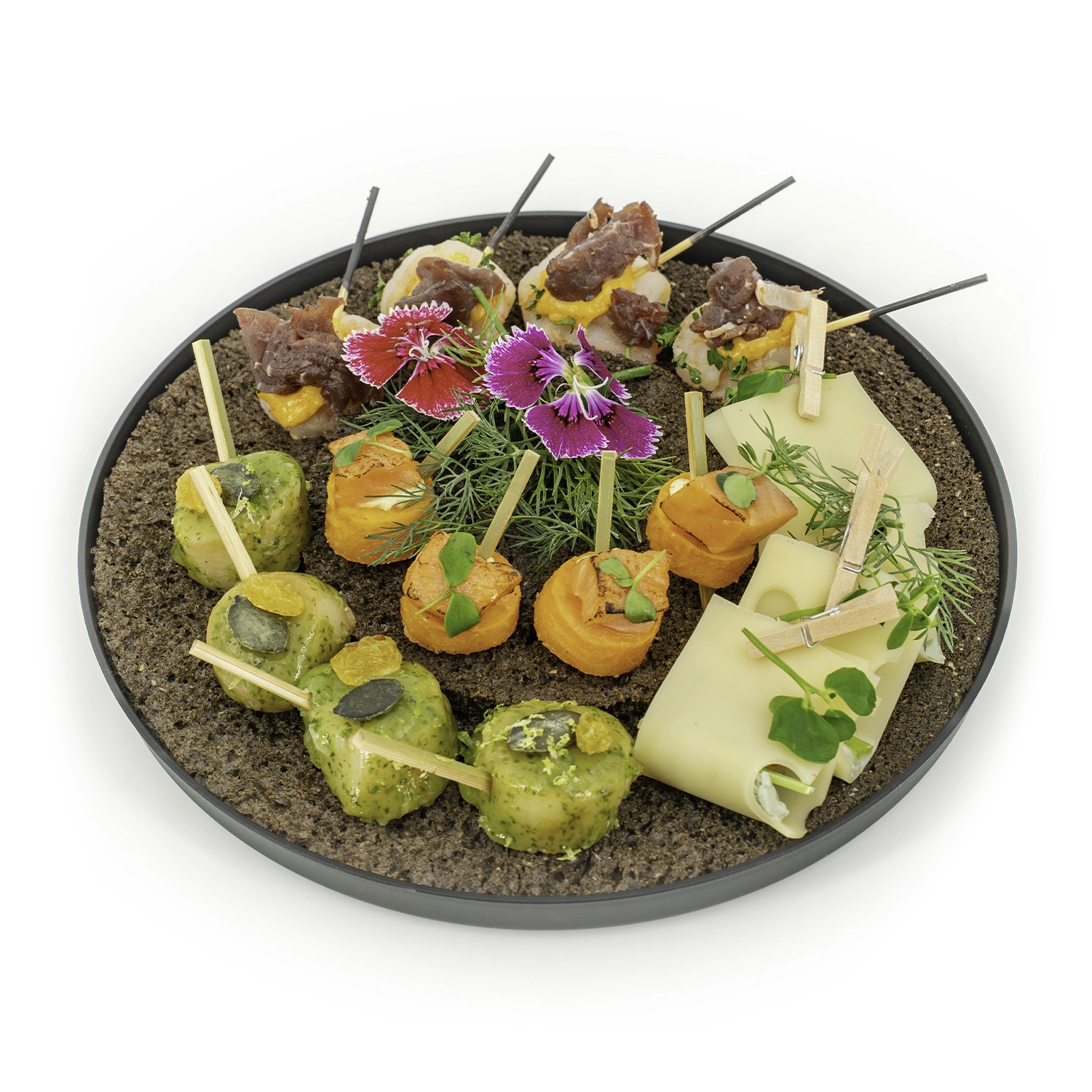 Plateau Célestia 16 pièces - BD Le plateau "Célestia" - 16 pièces est dressé sur plateau rond, noir, garni de pain brun et de 4 sortes de 16 pièces cocktail colorées