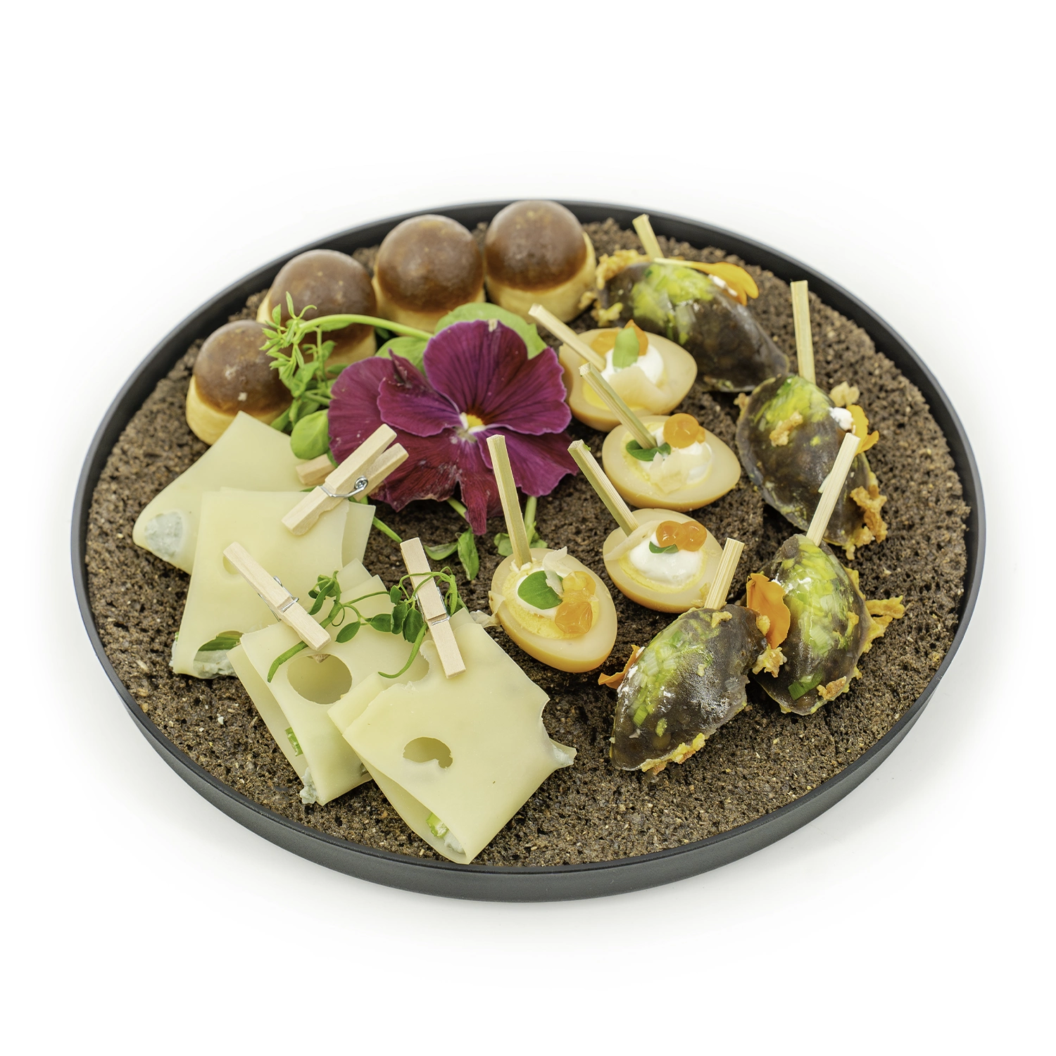 Plateau Solaria 16 pièces - BD Le plateau "Solaria" - 16 pièces est dressé sur plateau rond, noir, garni de pain brun et de 4 sortes de 16 pièces cocktail colorées