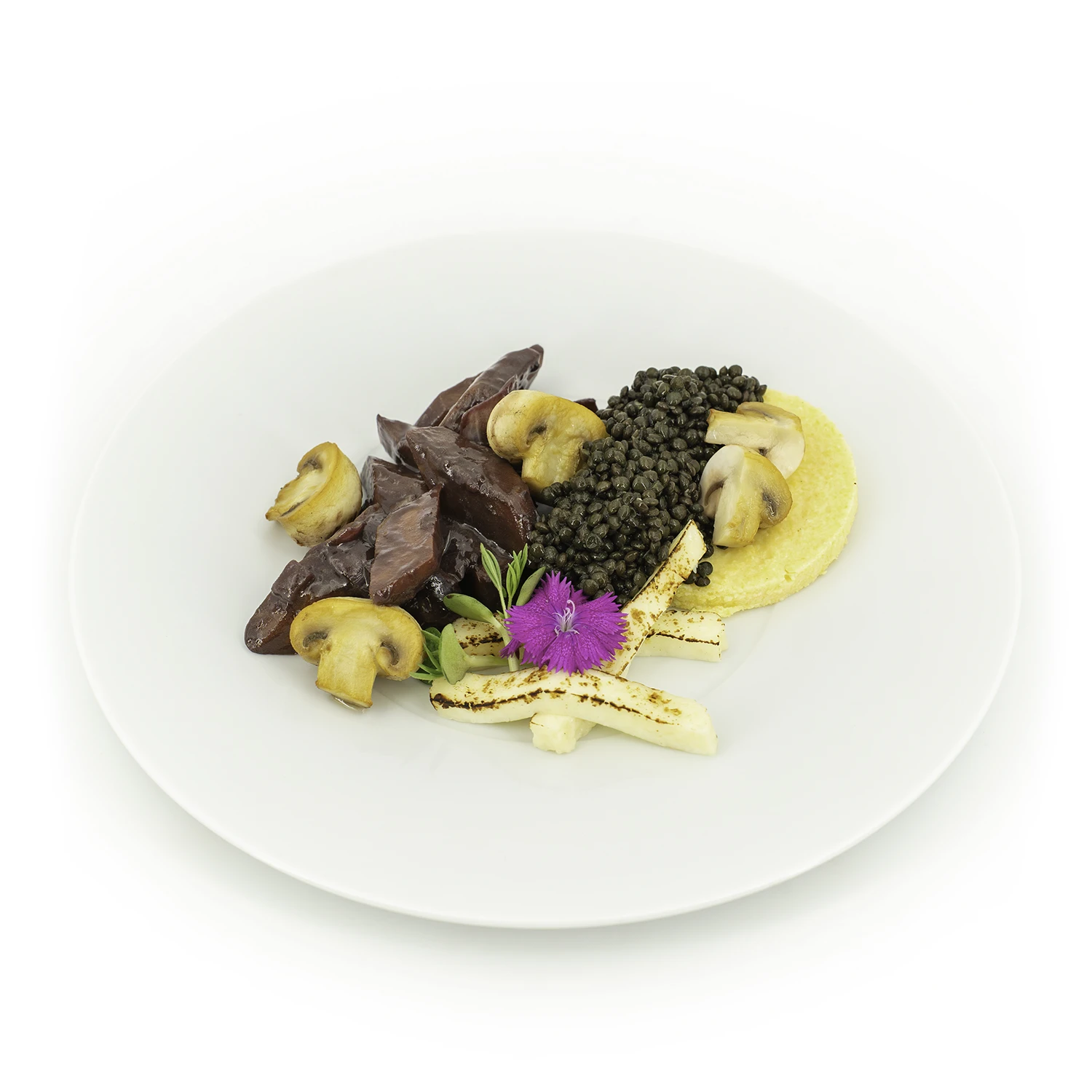 Polenta crémeuse, lentilles et halloumi BD Polenta crémeuse, lentilles et halloumi dans une assiette sur fond blanc