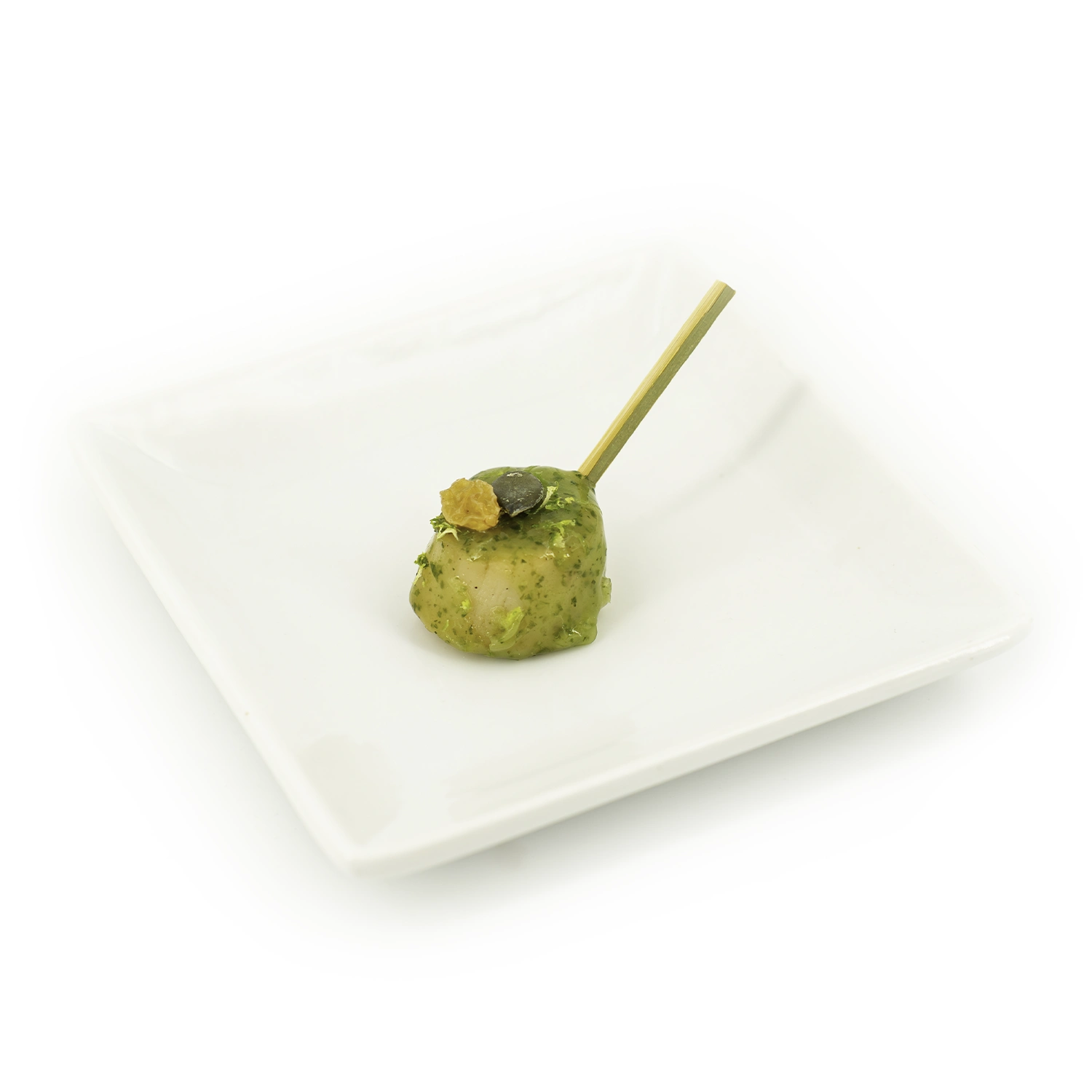 Saint-Jacques, glacis de mâche BD Saint-Jacques, glacis de mâche dans une assiette sur fond blanc