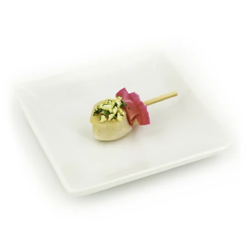 Pièce cocktail "Mimosa de Saint-Jacques" : noix de Saint-Jacques surmontée d'œuf mimosa et d'une lamelle de betterave sur pic.