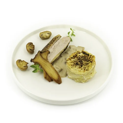 Suprême de pintade, sauce forestière dans une assiette sur fond blanc