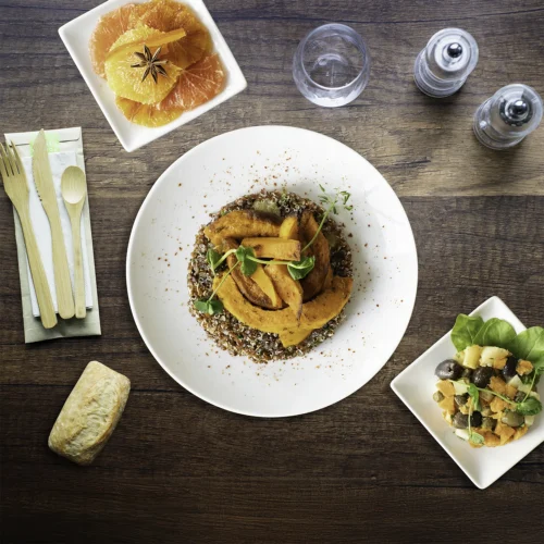 Plateau repas Astéria avec une salade de légumes d'hiver et une salade d'agrumes