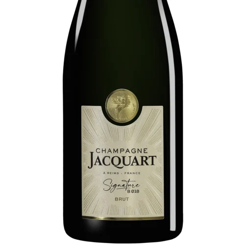Bouteille gros plan de Champagne Jacquart Signature Brut sur fond blanc