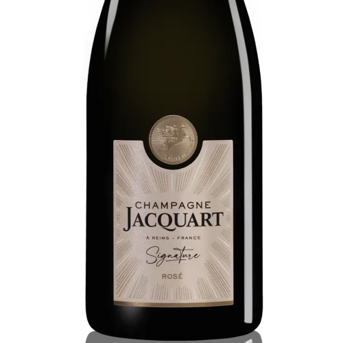 Bouteille de Champagne Signature Rosé Jacquart sur fond blanc gros plan